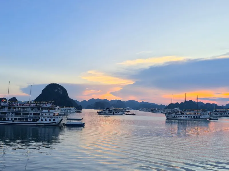 Du thuyền fantasea - Vịnh Hạ Long 3 ngày 2 đêm trên thuyền kayak đầy đủ