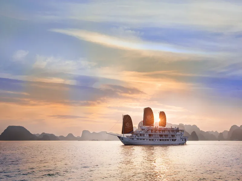 Hera Cruise - 4 Star Classic Boutique Cruise Halong 2 days 1 night