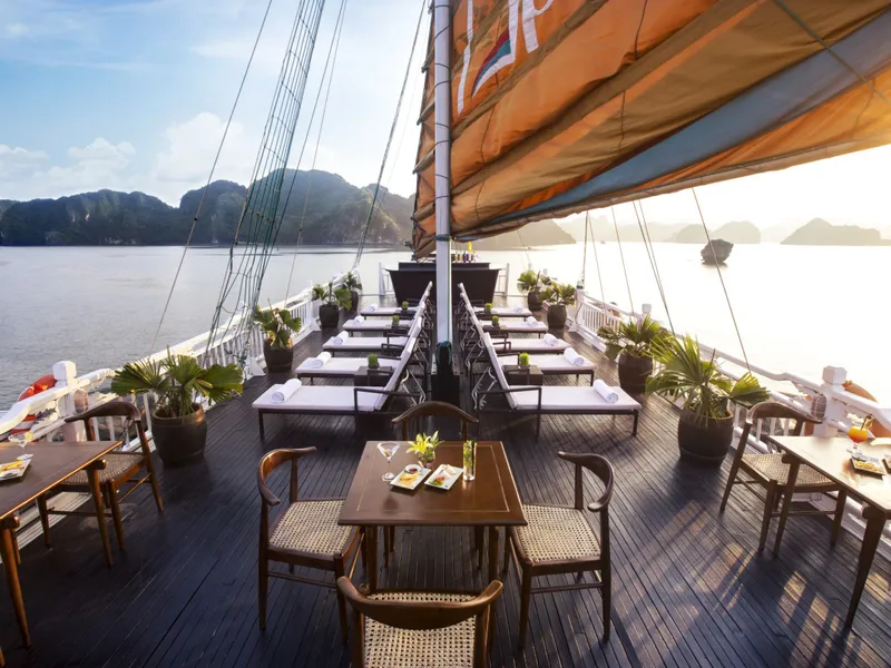 Hera Cruise - 4 Star Classic Boutique Cruise Halong 2 days 1 night
