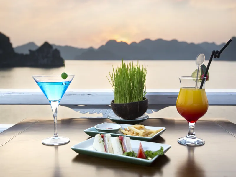Hera Cruise - 4 Star Classic Boutique Cruise Halong 2 days 1 night