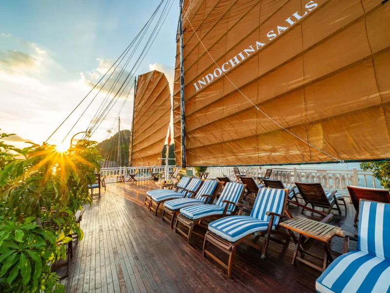 Hera Cruise – Du thuyền Boutique Cổ điển 4 sao Hạ Long 2 ngày 1 đêm