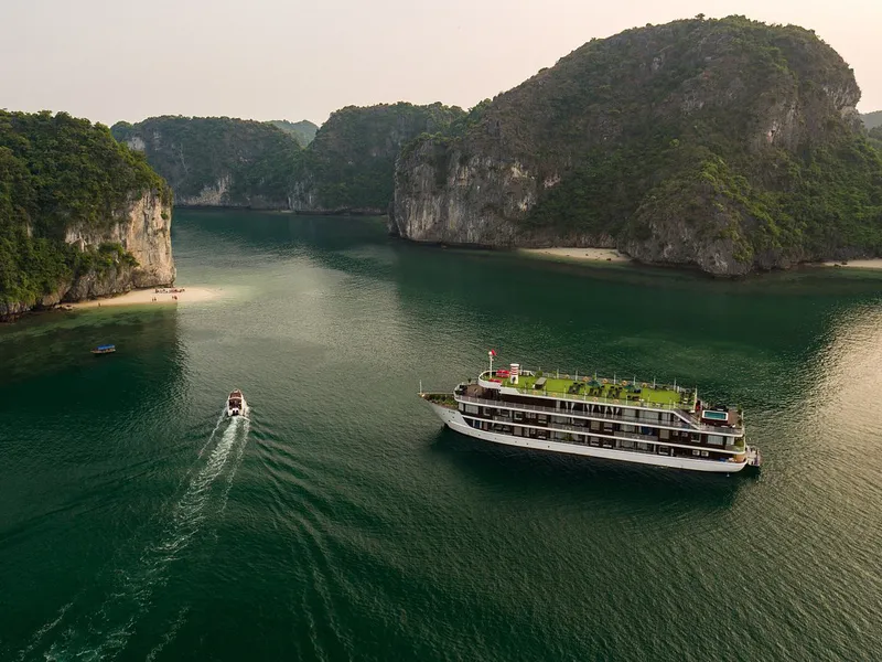 DU THUYỀN LA CASTA REGAL