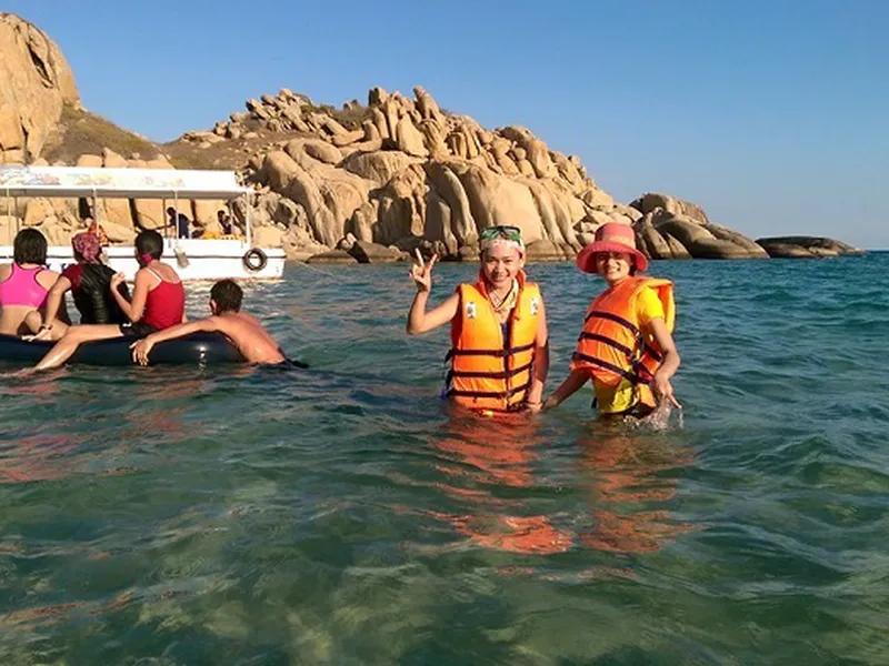 TOUR CÀ NÁ - CÙ LAO CÂU - BÃI ĐÁ BẢY MÀU CHÙA CỔ THẠCH