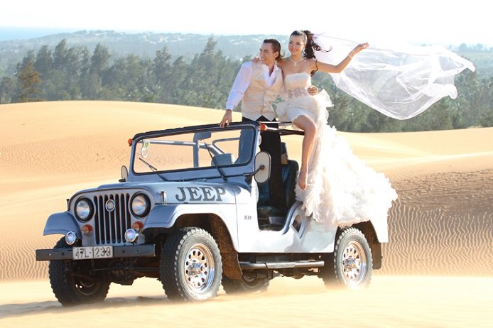 Xe jeep chạy địa hình đồi cát Mũi Né