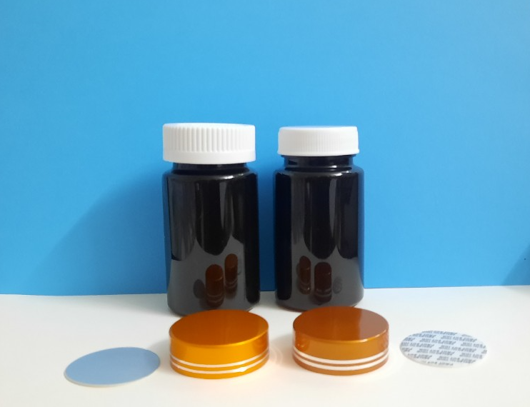 Chai nhựa PET 100ml thân nâu nắp nhôm vàng được thiết kế với sự chú ý đặc biệt đến tỷ lệ cân đối và hài hòa tổng thể.