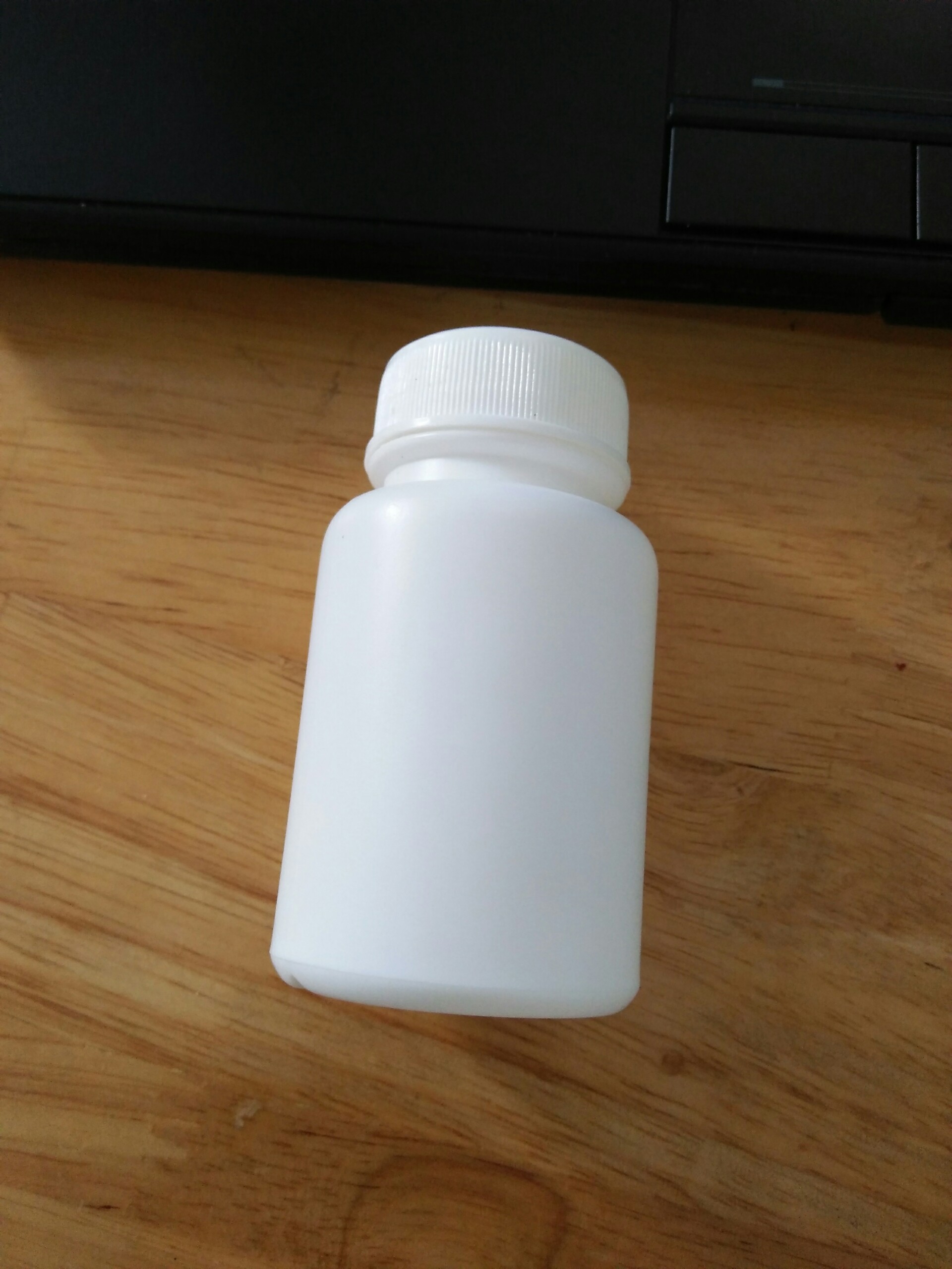 Chai lọ nhựa y tế 65ml được sản xuất trên dây chuyền máy tự động có đường nét góc cạnh sắc nét