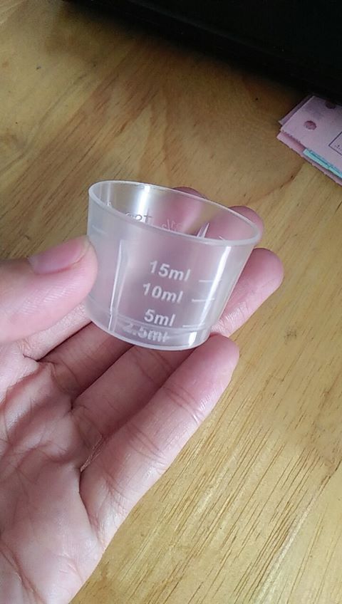 Hình dáng cốc định lượng 15ml dễ cầm nắm