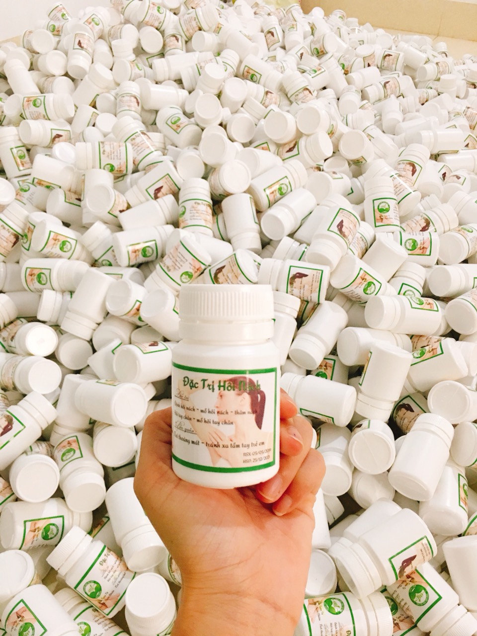 Chai nhựa 75ml đóng thuốc dán tem nhãn thẳng đều láng mịn đẹp