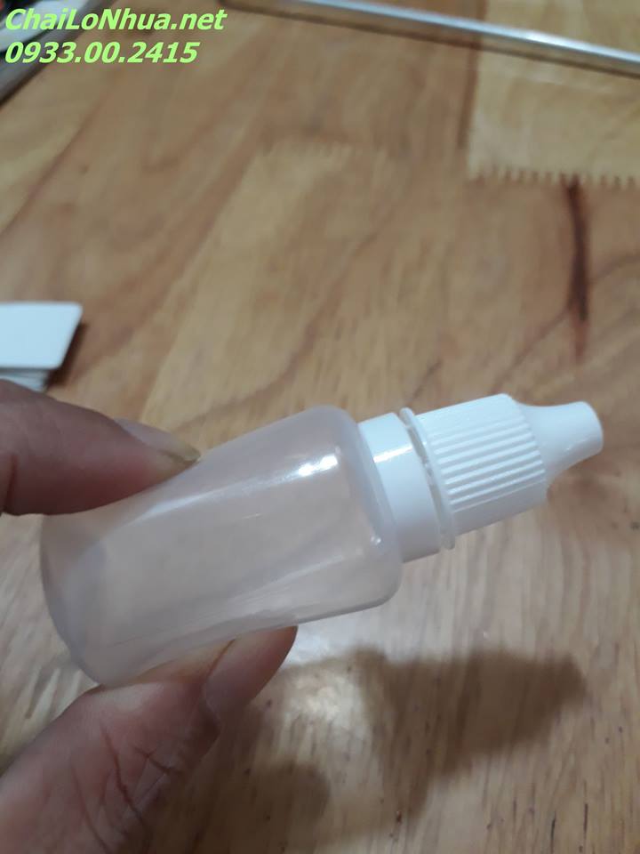 Lọ nhựa 10ml được sản xuất từ nguyên liệu LDPE mềm mại, dễ bóp giúp quá trình sử dụng thuốc nhỏ mắt dễ dàng hơn