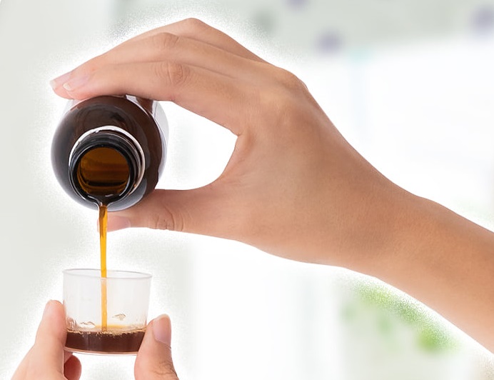 Đi kèm chai thuốc siro luôn có cốc định lượng tiện ích