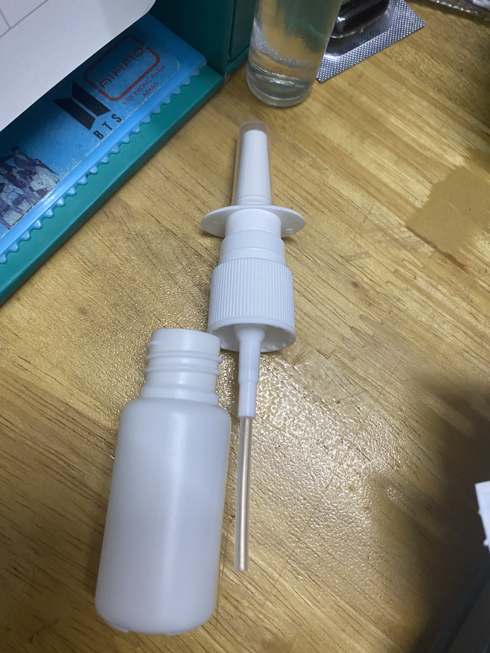 Chai xịt mũi 15ml thiết kế đầu nắp nhiều bộ phận hỗ trợ giúp quá trình ấn xịt thuốc vào trong khoang mũi thuận lợi