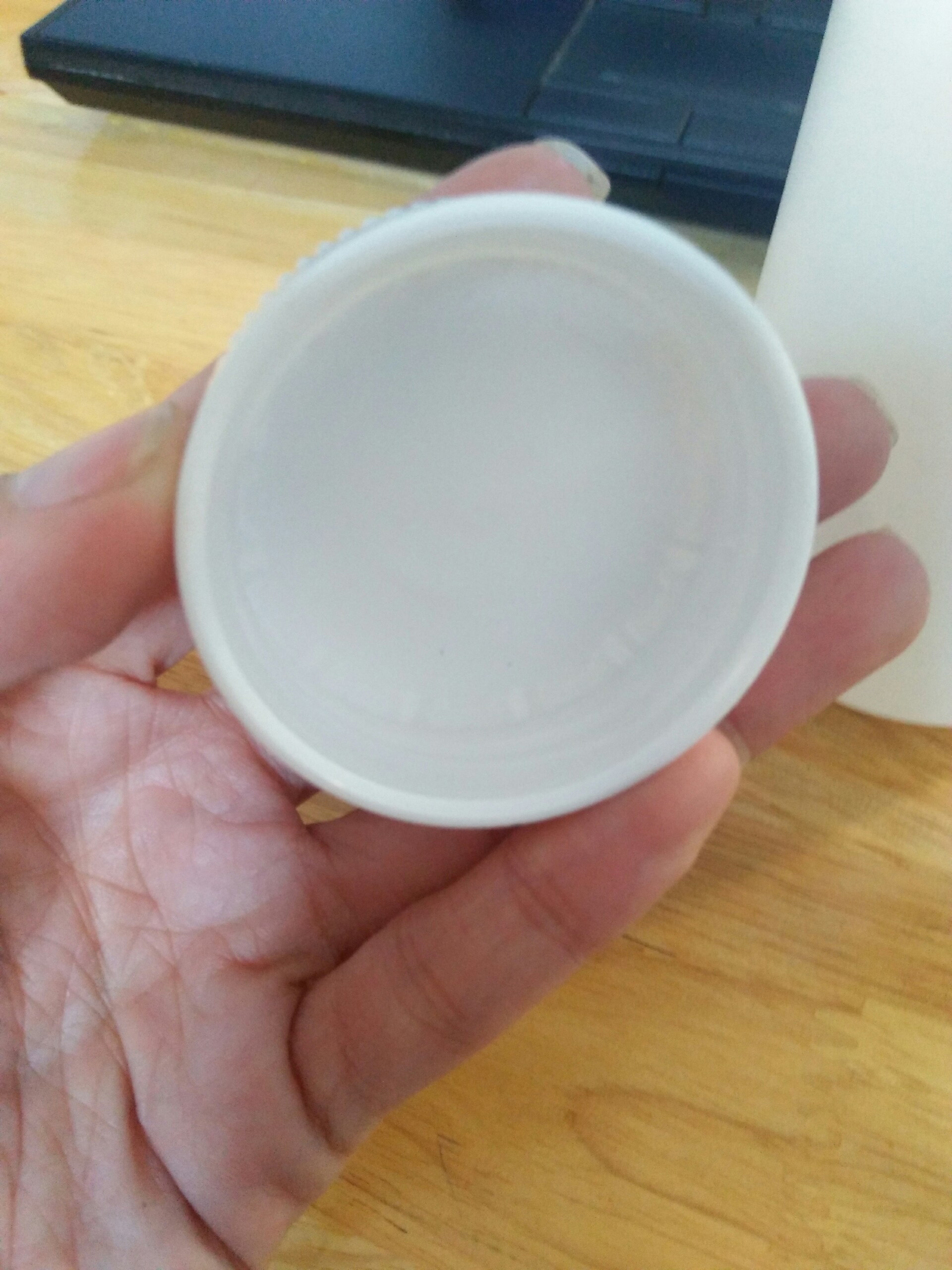 Chai nhựa dược phẩm 225ml có chất liệu nhựa HDPE dày dặn và màu sắc trắng sữa mịn màng