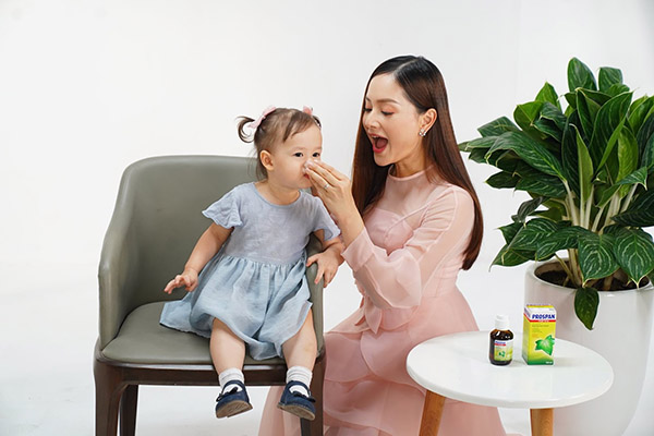 Mẹ cho bé uống thuốc siro bằng cốc định lượng chính xác và không sợ đỗ ra ngoài rất tiện