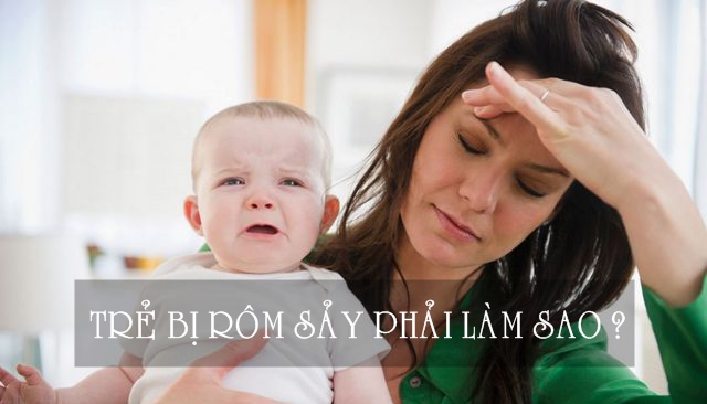 trẻ bị rôm sảy phải làm sao