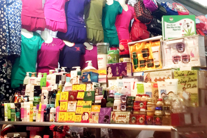 Sữa tắm được bày bán khắp nơi, đâu là hàng thật, đâu là hàng nhái Sữa tắm được bày bán khắp nơi, đâu là hàng thật, đâu là hàng nhái