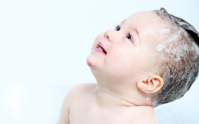 Sử dụng sữa tắm trị rôm sẩy với thành phần thiên nhiên để không gây cay mắt Sử dụng sữa tắm trị rôm sẩy với thành phần thiên nhiên để không gây cay mắt