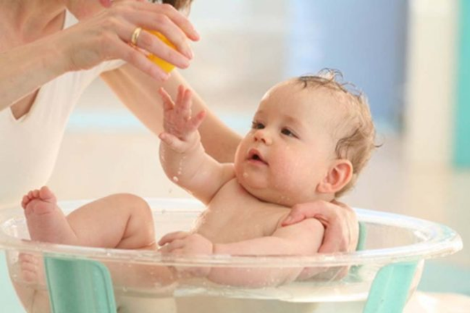 Làn da nhạy cảm của bé cần được chăm sóc bởi sữa tắm tốt cho da Làn da nhạy cảm của bé cần được chăm sóc bởi sữa tắm tốt cho da