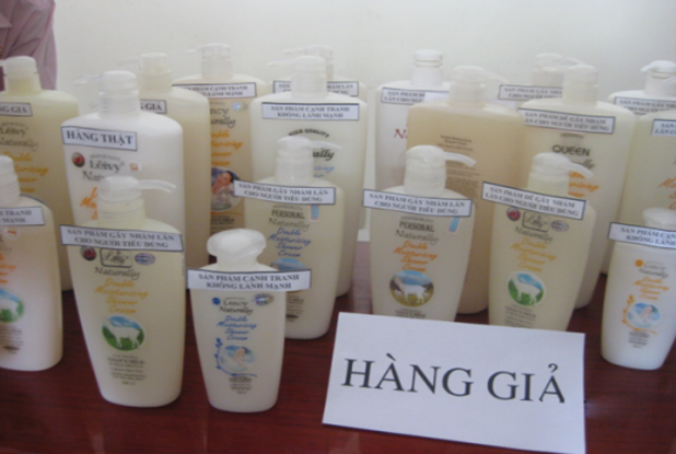 Hàng loạt sữa tắm hàng giả, hàng nhái đang được trà trộn và nhập khẩu lậu vào Việt Nam Hàng loạt sữa tắm hàng giả, hàng nhái đang được trà trộn và nhập khẩu lậu vào Việt Nam