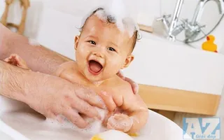 Nên dùng sữa tắm cho bé hay lá tắm cho bé?
