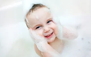Nước tắm cho trẻ sơ sinh có dùng để gội đầu được không?