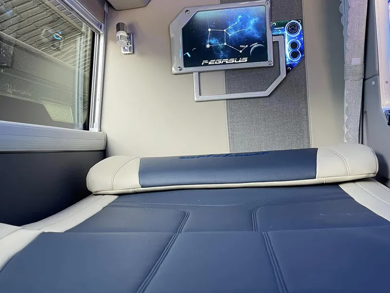 QUANG DUNG Limousine (18:30-Daily)