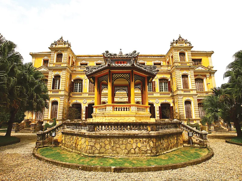 Hue Travel – Lost in the Purple Shades of Clouds, Ao Dai, and Tender Memories