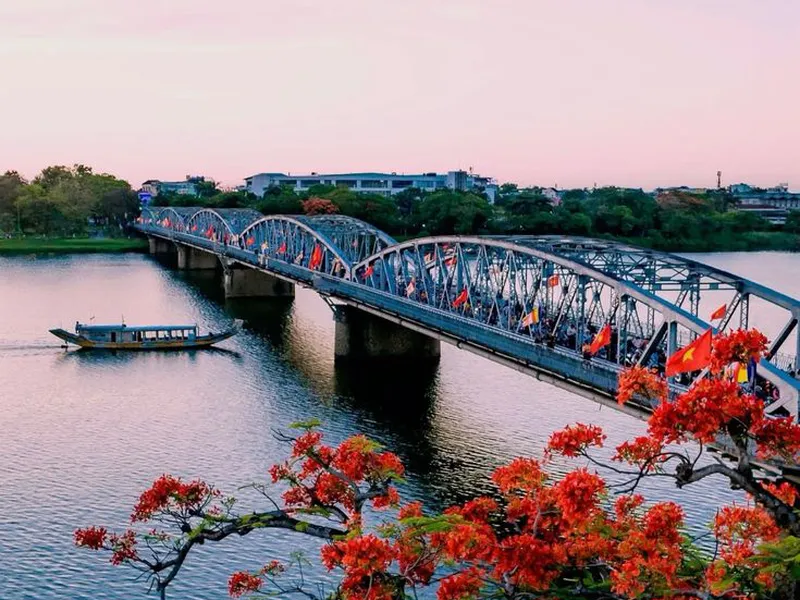 Serene Hue Travel: The Poetic Beauty of the Perfume River and Trang Tien Bridge