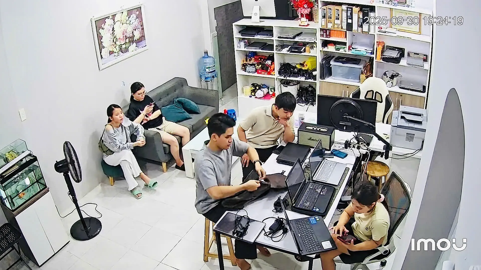 Khách bán tại cửa hàng