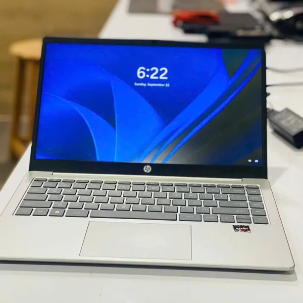 Laptop HP 14s-em0086AU (R5 7520U/16GB/512GB/14”FHD/AMD Radeon Graphics/Win11)