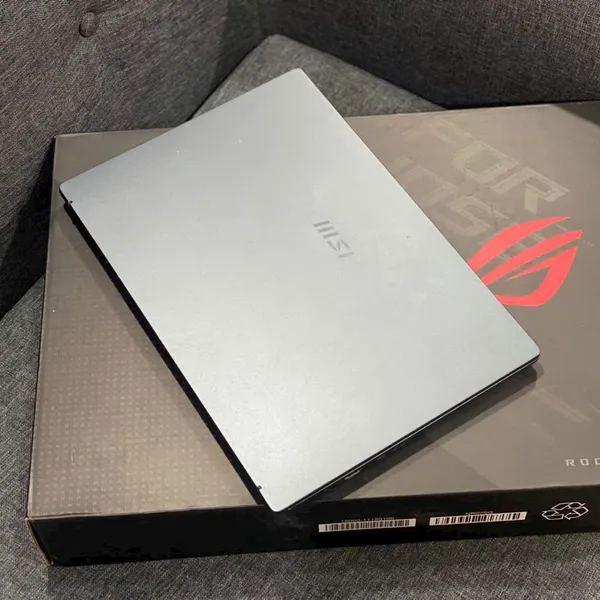 Laptop MSI Modern 14 B5M 204VN (Ryzen™ 5-5500U | 8GB | 512GB | AMD Radeon™ | 14 inch FHD | Win 11 | Xám)