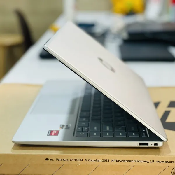 Laptop HP 14s-em0086AU (R5 7520U/16GB/512GB/14”FHD/AMD Radeon Graphics/Win11)
