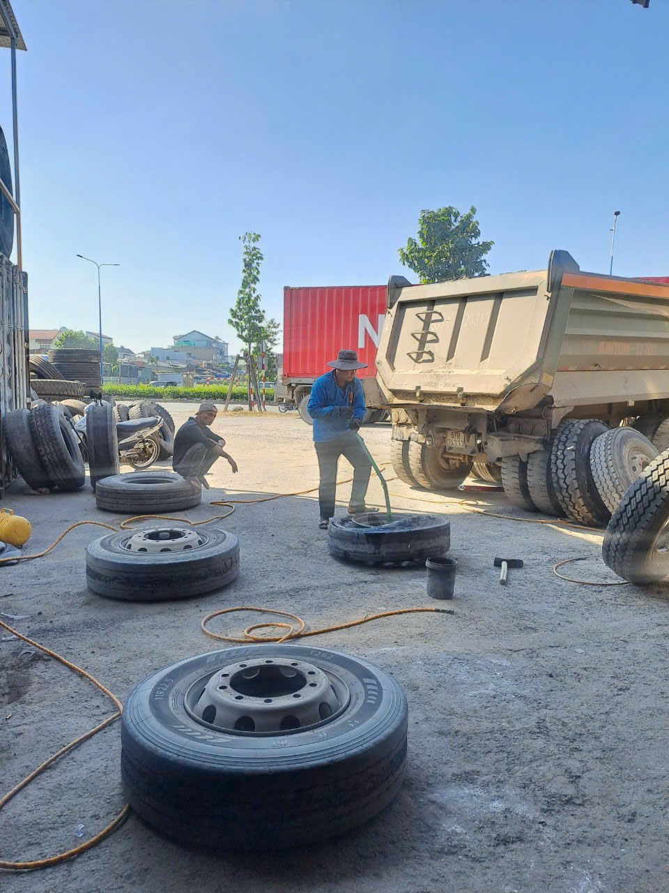 thay lốp xe tải hạng nặng giá rẻ