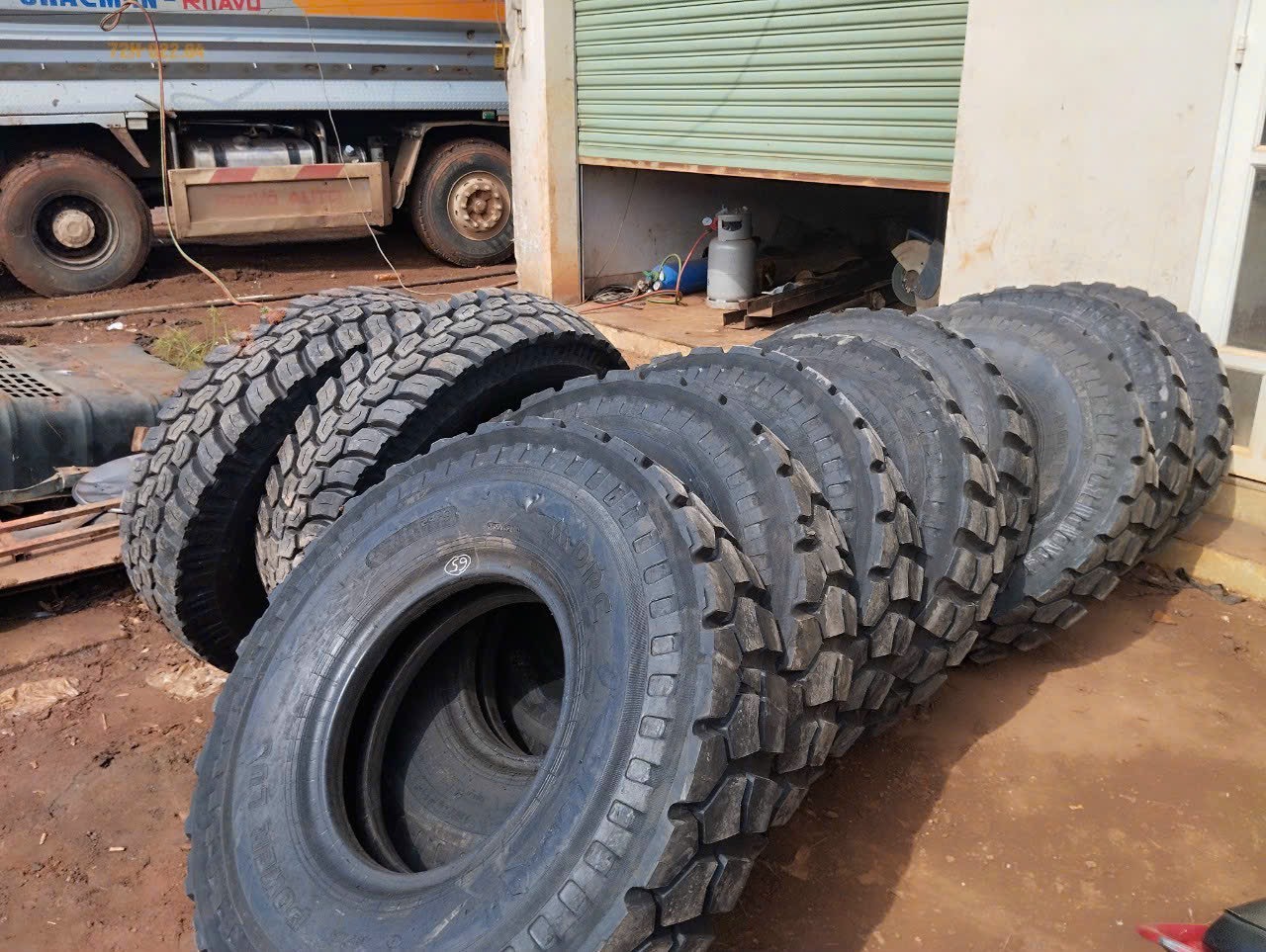 lốp dán chạy san lấp