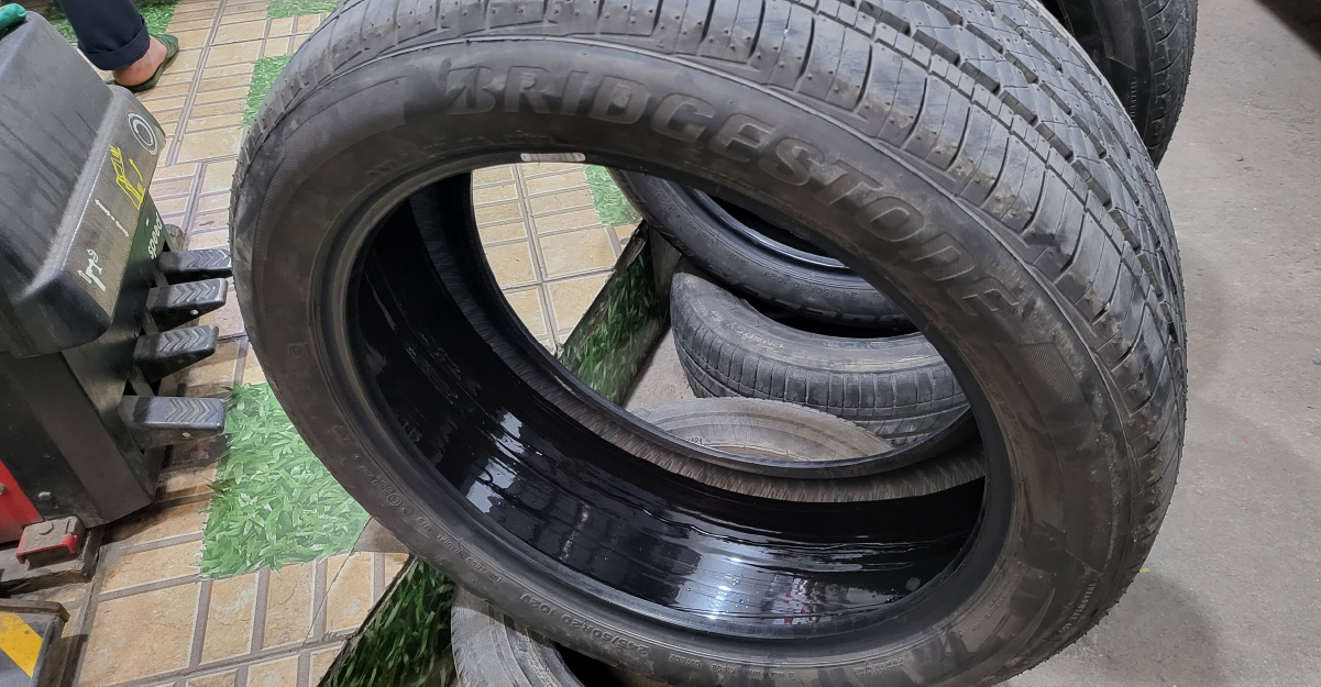 Tráng keo lốp ô tô chống đinh