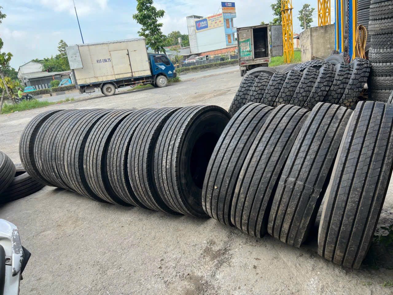 đại lý lốp dán chạy cảng giá rẻ