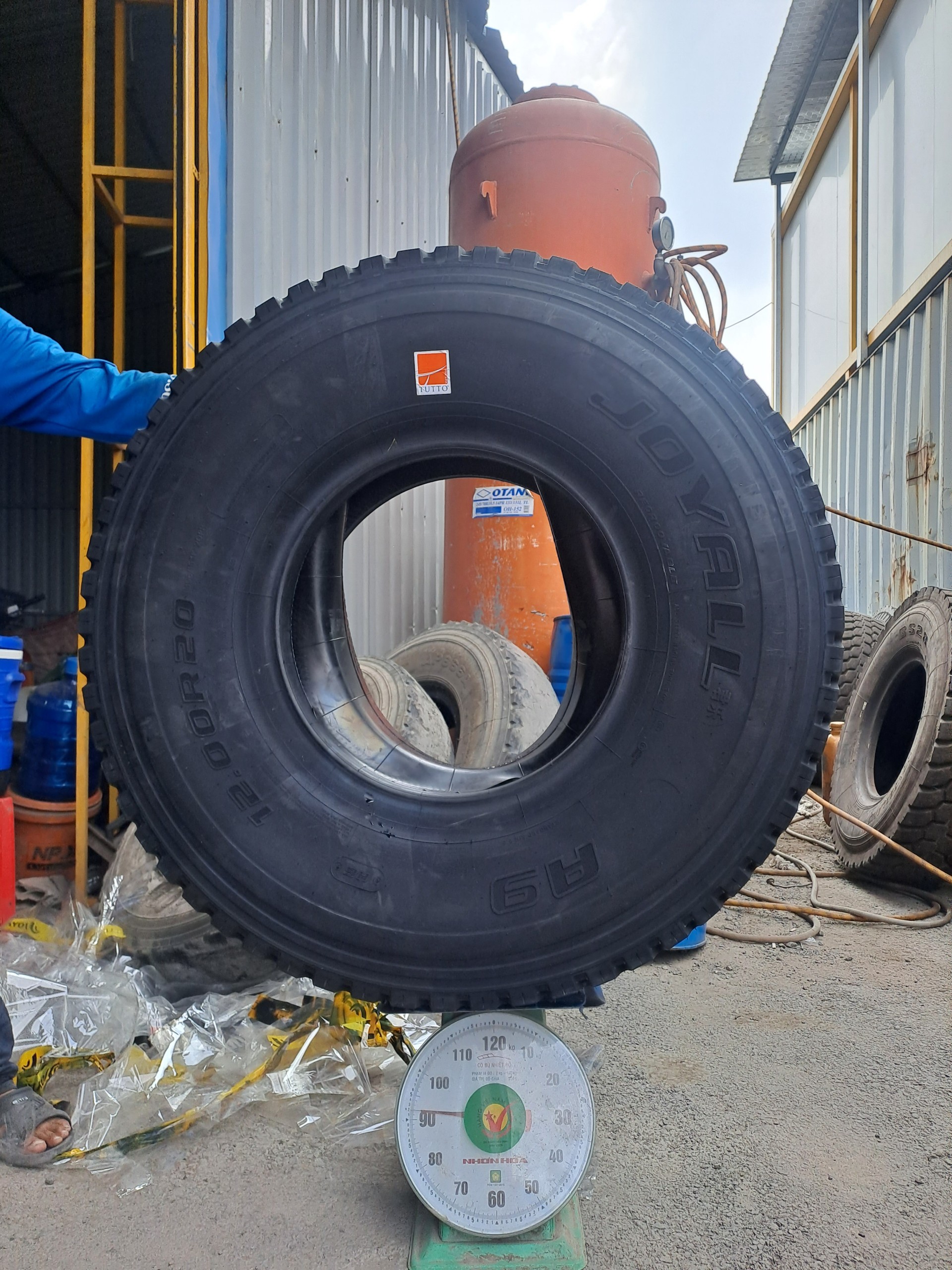 lốp dán giá rẻ