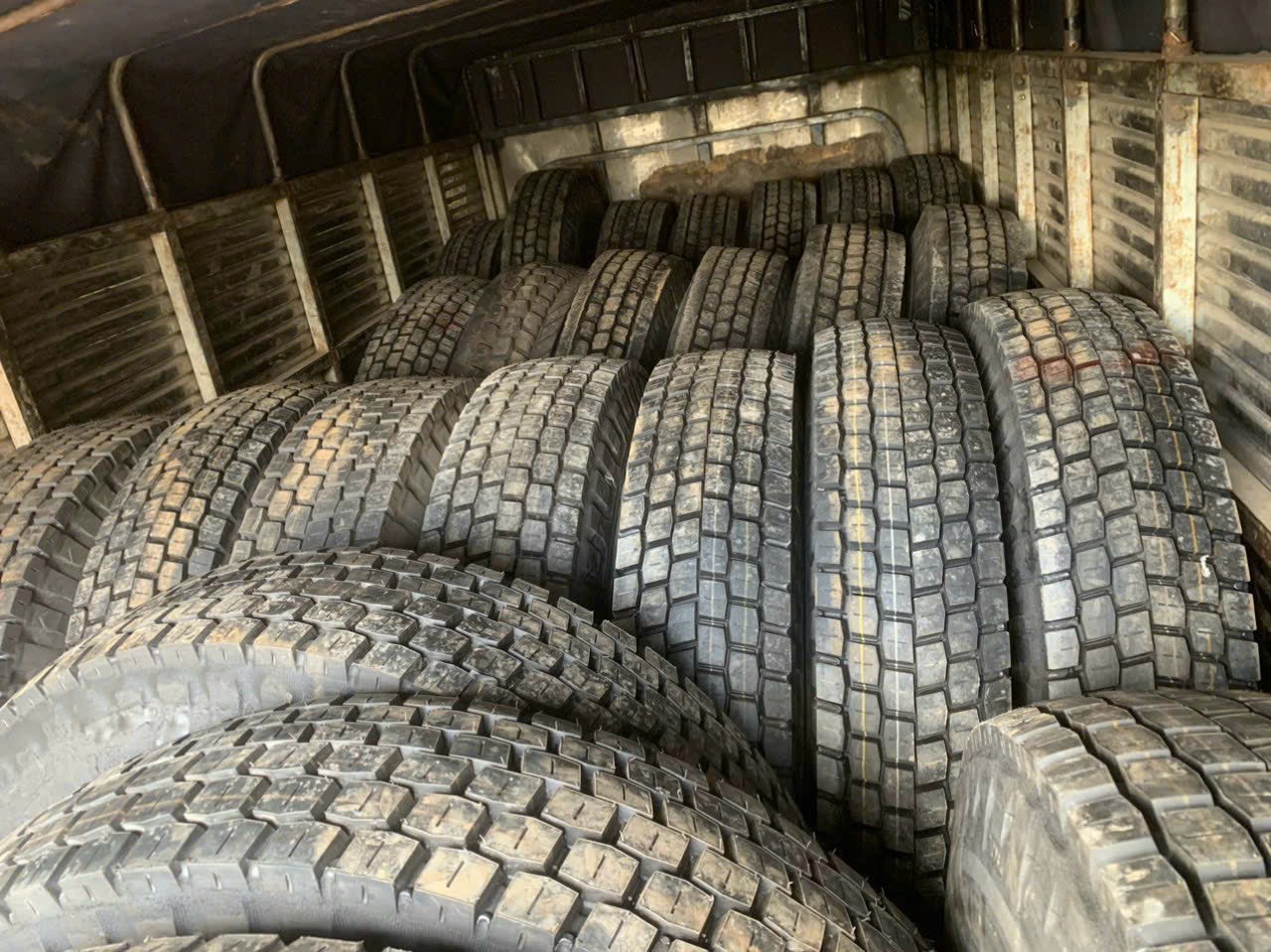 lốp dán gai cục mới