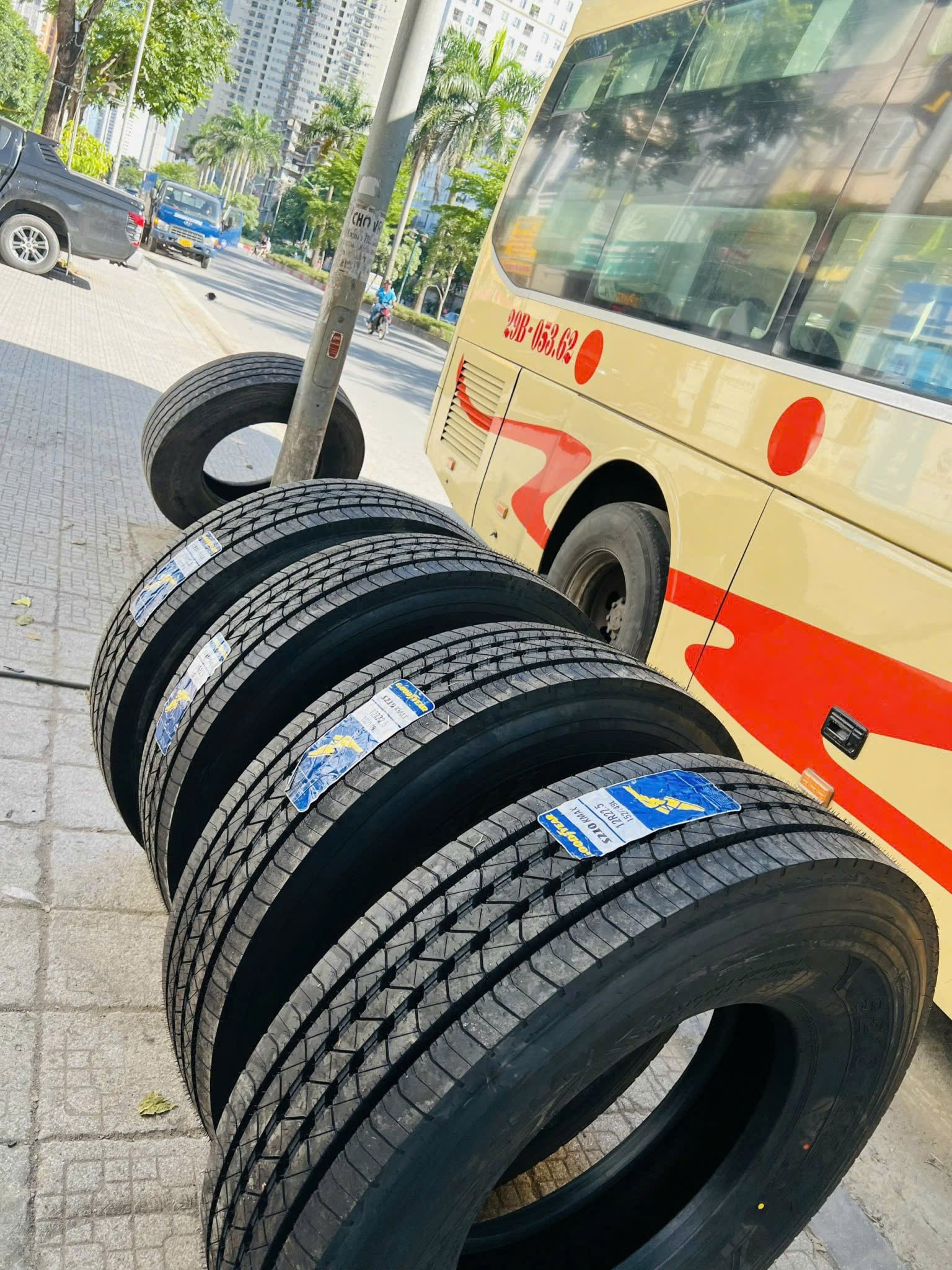 lốp 12R22.5 chuyên xe khách tại Bình Dương