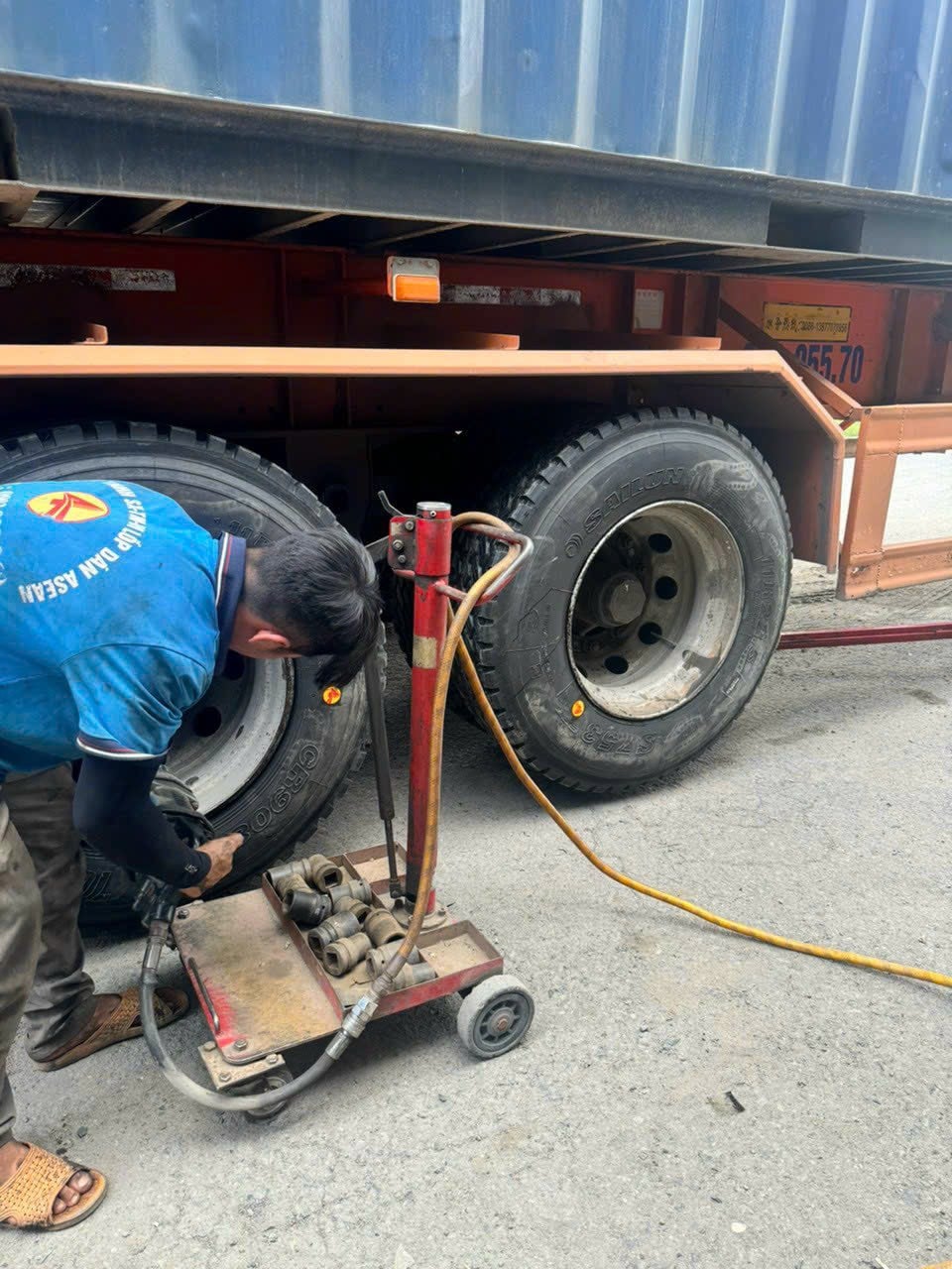 dịch vụ cứu hộ lốp xe container uy tín tại TPHCM