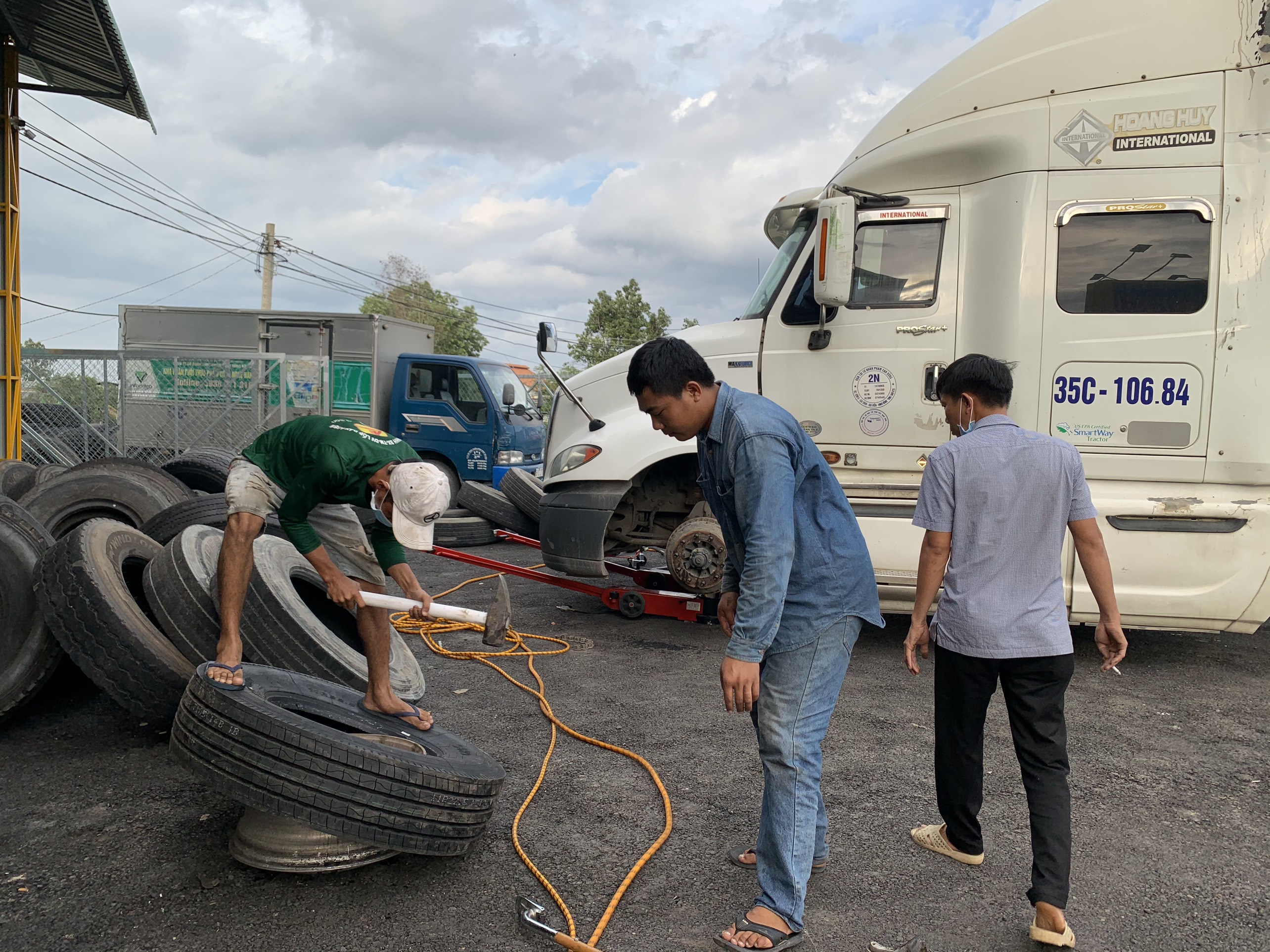 lốp container giá rẻ tại Bình Dương - TPHCM