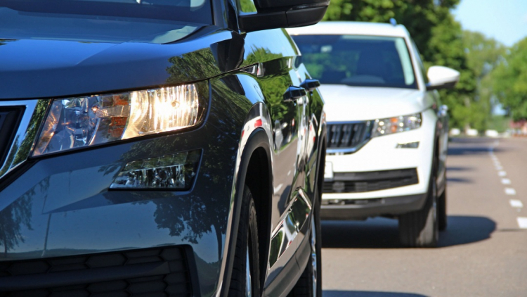 Không bám sát đuôi xe trước