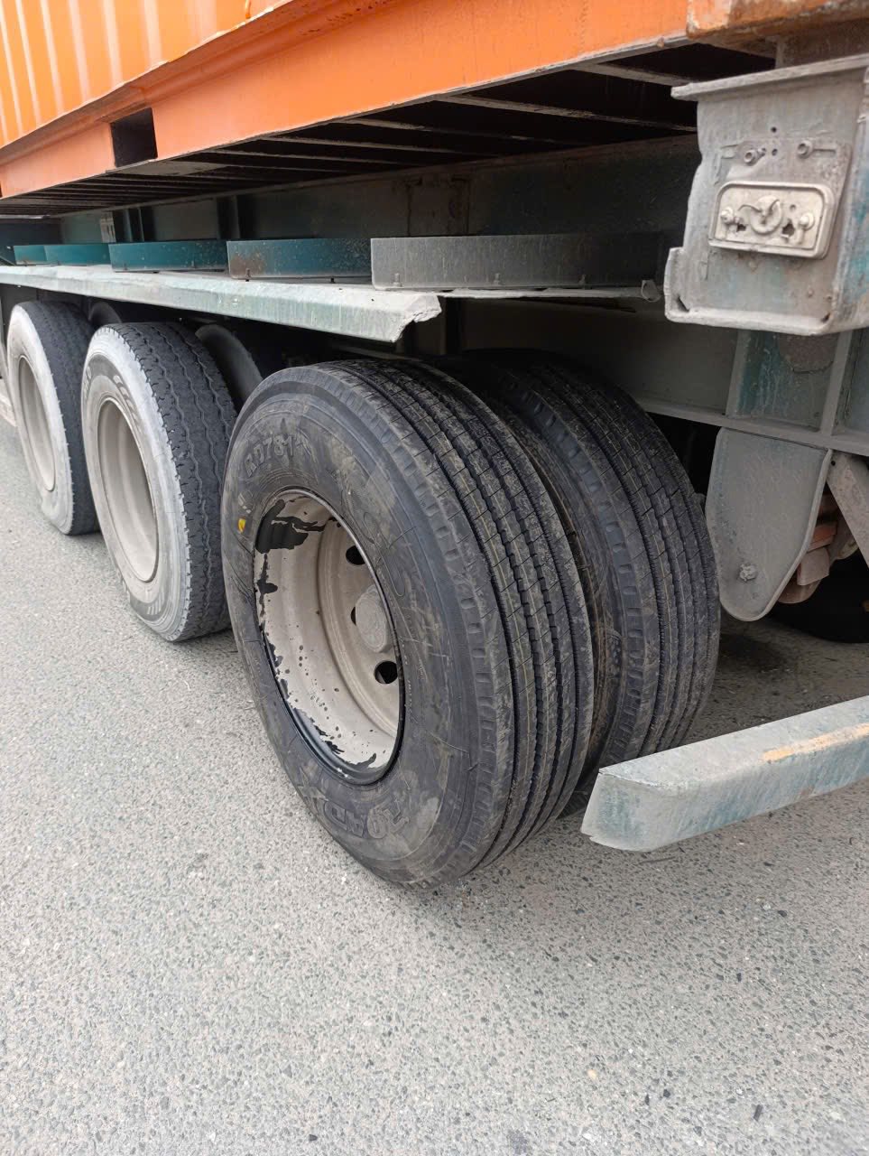 lốp container giá rẻ tại Bình Dương - TPHCM