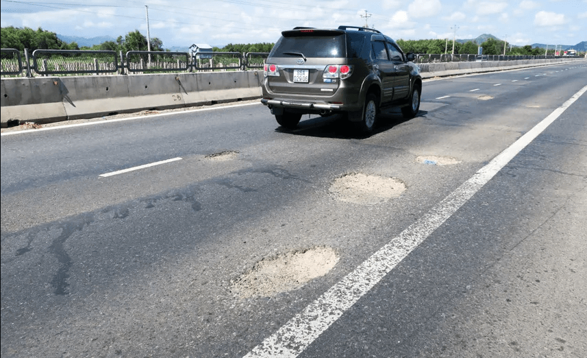 Hậu quả khi thường xuyên lái xe ô tô đường xấu ít ai để ý