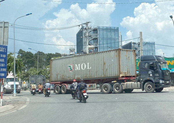 Nguyên tắc vàng giúp lái xe container an toàn