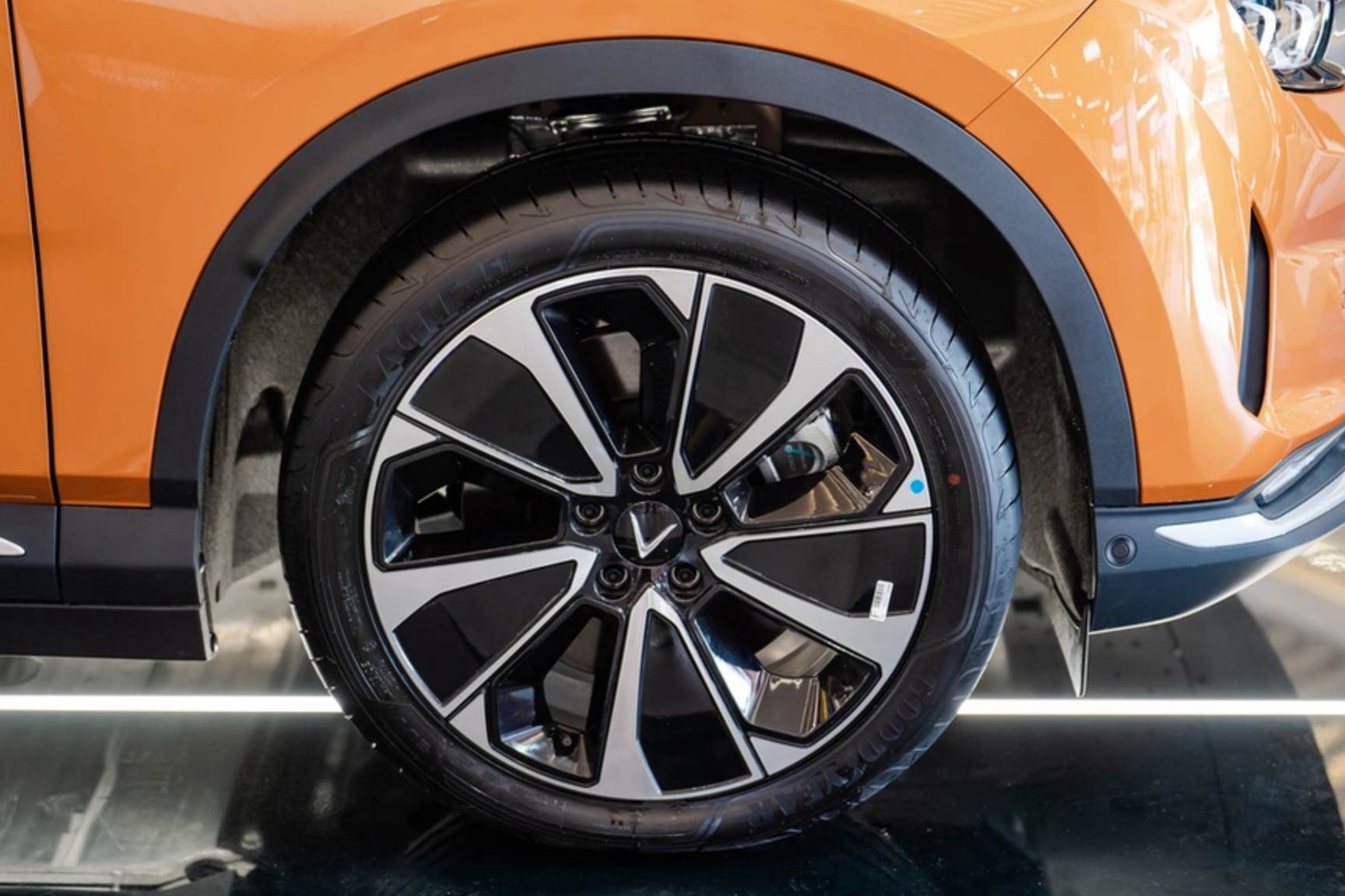 dịch vụ thay lốp xe ô tô điện giá rẻ tại Bình Dương