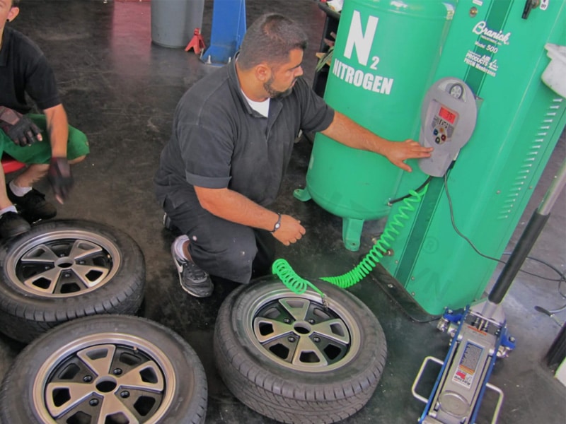 có nên bơm khí ni tơ cho lốp xe