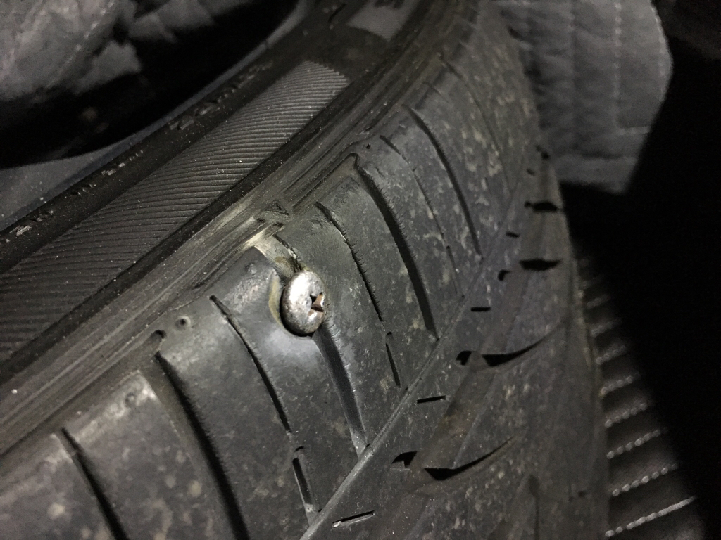 Cách phát hiện và những lưu ý khi lốp xe bị dính đinh