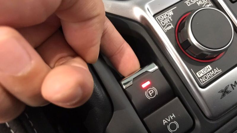 Sử dụng phanh tay (phanh khẩn cấp)