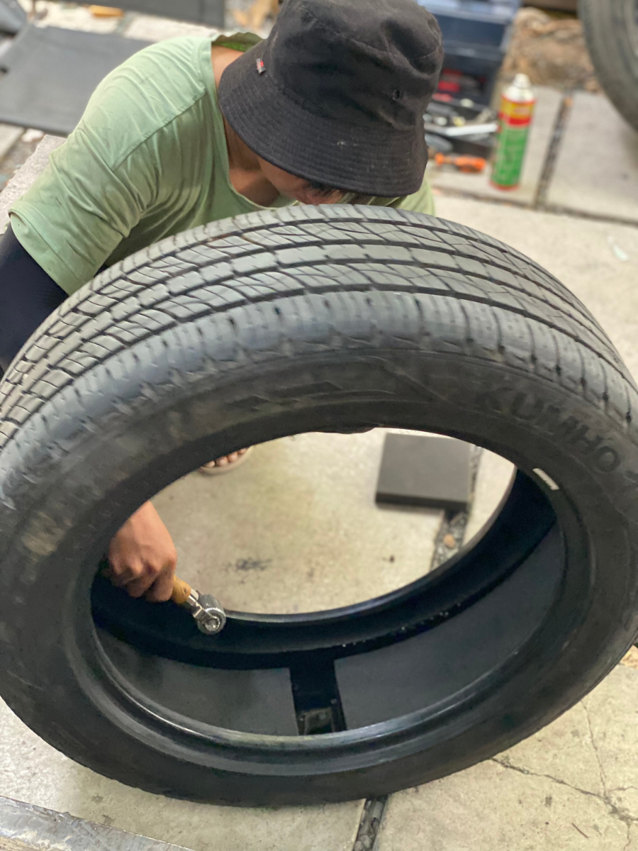 Tráng keo lốp ô tô chống đinh