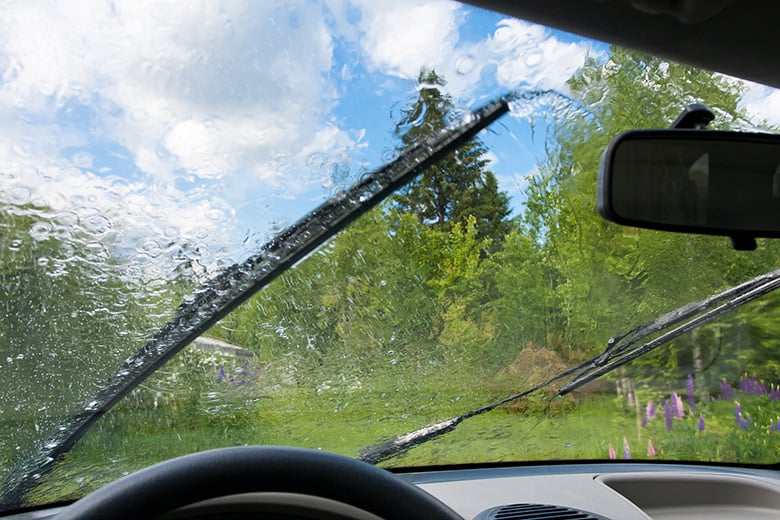 Dùng nước lã thay nước rửa kính ô tô được không?